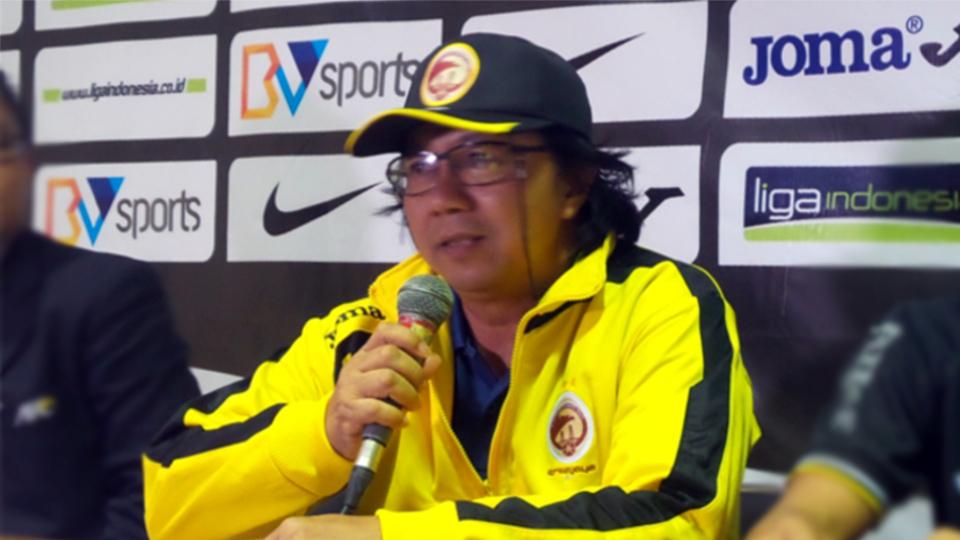 Ekspresi kecewa pelatih Sriwijaya U-21 Andi Susanto. Sriwijaya U-21, Minggu (19/10/14), kalah saat melakoni babak final ISL U-21 2014 lawan Semen Padang U-21.